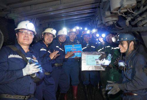 Thăm, tặng quà CNLĐ Phân xưởng KT7 Công ty Than Quang Hanh