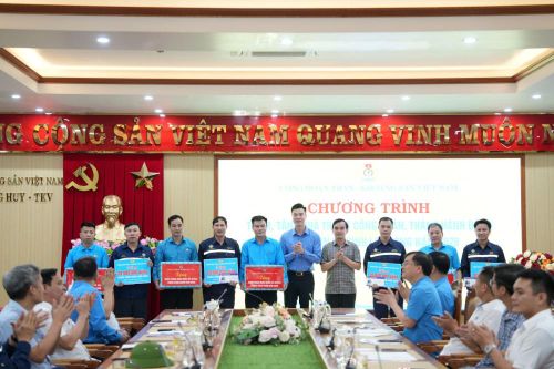 Công đoàn TKV tặng quà các phân xưởng xuất sắc, vượt khó của Than Dương Huy