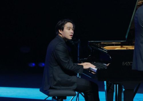 Nghệ sĩ piano Nguyễn Việt Trung biểu diễn trong chương trình. Ảnh: HGO