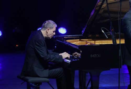 Nghệ sĩ piano Kevin Kenner biểu diễn trong chương trình. Ảnh: HGO