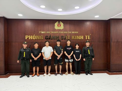 5 đối tượng trong đường dây bán khí cười vừa được Công an TP. Hồ Chí Minh triệt phá thành công. Ảnh: CATP cung cấp