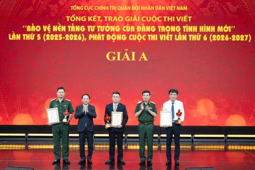 Trưởng Ban Tuyên giáo và Dân vận Trung ương Trịnh Văn Quyết và Phó Thủ tướng Chính phủ, Bộ trưởng Bộ Quốc phòng, Đại tướng Phan Văn Giang trao giải A cho đại diện nhóm tác giả đoạt giải Cuộc thi viết "Bảo vệ nền tảng tư tưởng của Đảng trong tình hình mới" lần thứ 5 do Tổng cục Chính trị Quân đội Nhân dân Việt Nam phát động ngày 19/5/2026