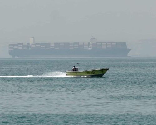 Nhiều tàu bè mắc kẹt ở hai bên eo biển Hormuz do căng thẳng Mỹ-Iran. Ảnh: Reuters