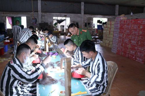 Phạm nhân tại Phân trại số 6, Trại giam Thanh Lâm thực hành nghề làm tóc giả.