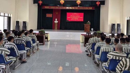 Các phạm nhân được đề nghị đặc xá tham gia lớp học hành trang tái hòa nhập cộng đồng.