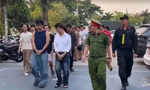 Áp giải các đối tượng về khu vực tạm giữ.
