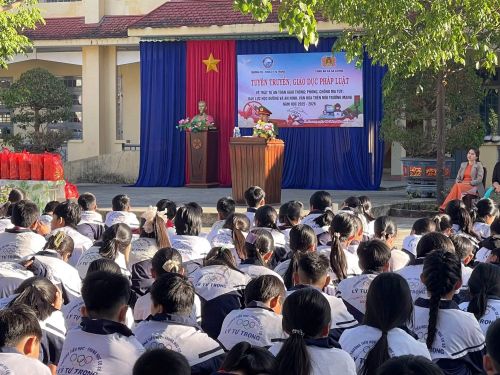 CBCS Công an xã Sa Loong tuyên truyền giáo dục pháp luật tại trường học.
