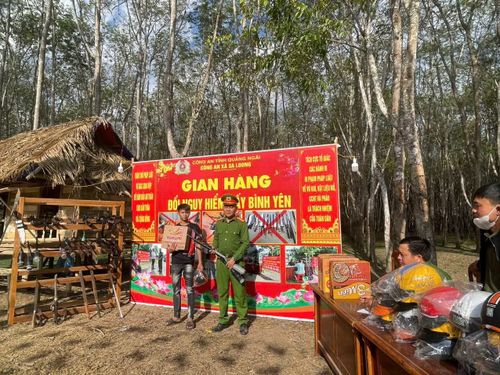 Người dân tự nguyện giao nộp vũ khí, vật liệu nổ và công cụ hỗ hỗ trợ tại gian hàng “Đổi nguy hiểm - Lấy bình yên”.