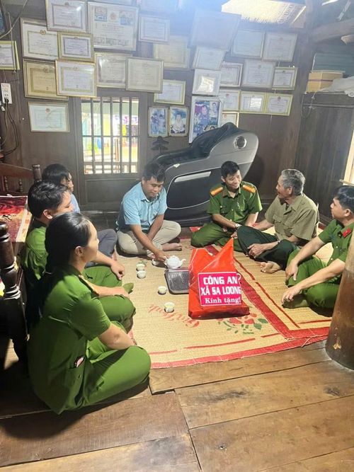 CBCS Công an xã Sa Loong đến thăm và tặng quà người có uy tín trong đồng bào dân tộc thiểu số trên địa bàn.