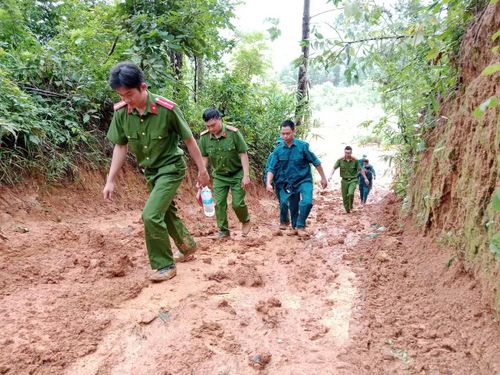 CBCS Công an xã Sa Loong thường xuyên bám sát địa bàn tại các khu vực xung yếu.