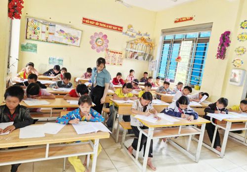 Không chỉ thiếu giáo viên Tin học, Tiếng Anh, tại Trường PTDTBT Tiểu học và Trung học cơ sở Thái Sơn, xã Yên Thổ, các môn Toán, Lý, Văn giáo viên cũng phải dạy kiêm nhiệm.