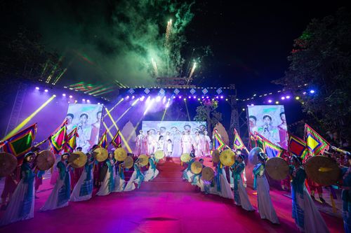 Phần hội với chuỗi hoạt động văn hóa, văn nghệ, thể thao và trò chơi dân gian đặc sắc. Điểm nhấn là đêm nghệ thuật với chủ đề "Tứ pháp linh thiêng, ngàn năm tỏa rạng", diễn ra tối 22/5 tại sân khấu chùa Dâu.