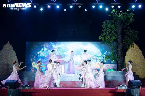 Chương trình quy tụ nhiều nghệ sĩ nổi tiếng như ca sĩ Hòa Minzy, Nghệ sĩ Nhân dân Thúy Hường, Nghệ sĩ Ưu tú Quỳnh Mai, Thanh Hường, Mai Lan cùng các nghệ sĩ Nhà hát Chèo Bắc Ninh và các vũ đoàn tham gia biểu diễn...