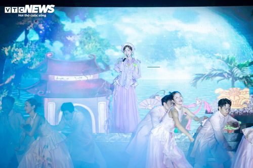 Không khí thực sự "vỡ òa" khi ca sĩ Hòa Minzy bước ra sân khấu. Bằng chất giọng nội lực và sự duyên dáng, nữ ca sĩ đã nhanh chóng chiếm trọn trái tim của khán giả xứ Kinh Bắc.