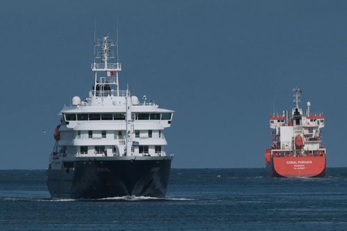 Tàu du lịch MV Hondius cập cảng Rotterdam (Hà Lan) ngày 18/5. (Nguồn: AP)