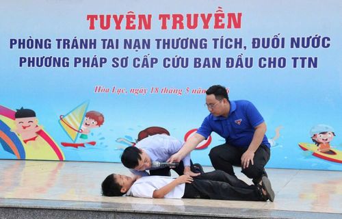 Hướng dẫn học sinh Trường Trung học cơ sở Thạch Hòa (xã Hòa Lạc) phương pháp sơ cấp cứu khi bị đuối nước. Ảnh Vân Hằng
