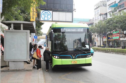 Xe buýt đón khách tại điểm dừng, đỗ trên đường Nguyễn Văn Cừ (phường Bồ Đề). Ảnh Nguyễn Quang