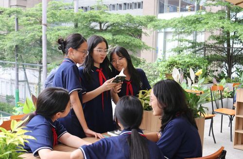 Góc thư viện mở tại Trường Trung học cơ sở Cầu Giấy thu hút học sinh tới đọc sách. Ảnh Thư Viện