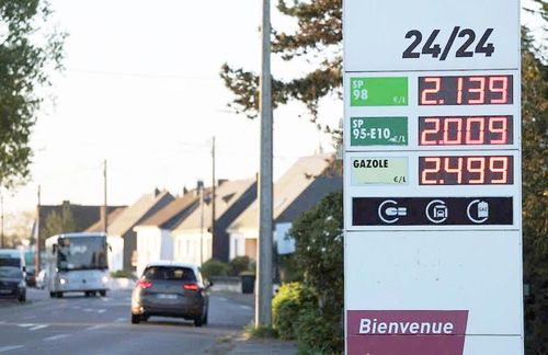 Bảng giá tại một trạm xăng ở Saint-Nazaire (Pháp). Ảnh: Reuters
