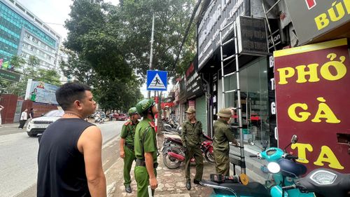 Lực lượng chức năng xã Thường Tín có nhiều biện pháp xử lý vi phạm quy định về trật tự lòng đường, hè phố, gỡ điểm nghẽn ùn tắc giao thông. Ảnh: PV