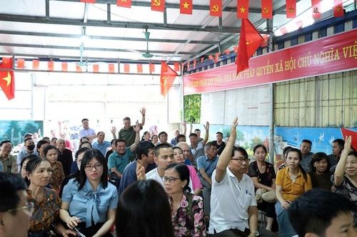 Các hộ dân thôn Tân Mai xung phong bàn giao mặt bằng sớm cho đơn vị thi công tại hội nghị đối thoại diễn ra ngày 20-4.