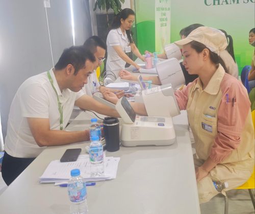 Dịp này 700 công nhân đăng ký khám sức khỏe. Ảnh: Hải Hà.