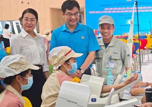 Chủ tịch Liên đoàn Lao động thành phố Hà Nội Nguyễn Văn Thắng nắm bắt tình hình khám sức khỏe của công nhân, lao động. Ảnh Hải Hà.