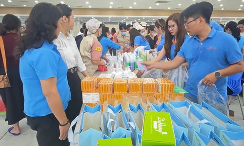 Ban tổ chức chu đáo chuẩn bị từng phần quà đóng trong túi sẵn, trao tận tay người lao động. Ảnh Hải Hà.