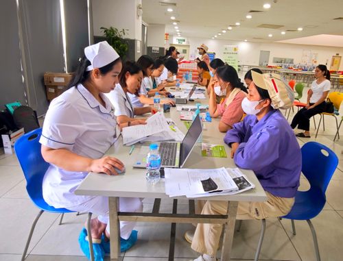Sau khi khám, các bác sĩ Bệnh viện Phụ sản Hà Nội sẽ trực tiếp đọc kết quả và tư vấn cho chị em công nhân giải pháp chăm sóc sức khỏe phù hợp. Ảnh: Hải Hà.