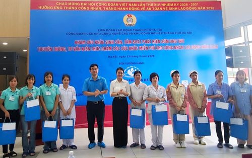 Trong chương trình Liên đoàn lao động thành phố Hà Nội đã trao 30 suất quà cho 30 công nhân, lao động có hoàn cảnh khó khăn, mỗi suất quà gồm 1.000.000 đồng tiền mặt và quà là các sản phẩm chăm sóc sức khỏe thiết yếu. Ảnh: Hải Hà