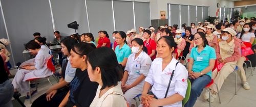 Công nhân lắng nghe bác sĩ truyền thông về sức khỏe sinh sản. Ảnh: Hải Hà.