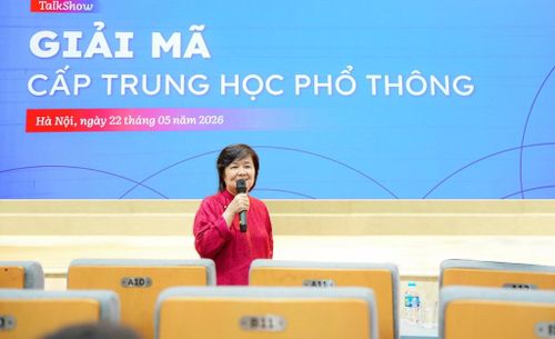 Nhà giáo Phạm Bích Ngà, Chủ tịch Hội đồng Quản trị Trường Ngôi sao Hoàng Mai chia sẻ tại chương trình. Ảnh: NSHM
