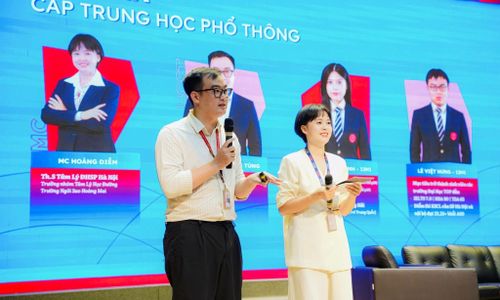 Các thầy cô giáo chia sẻ về chương trình học cấp THPT. Ảnh: NSHM