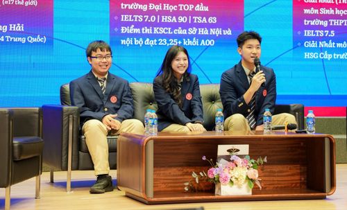3 học sinh đạt thành tích nổi bật của Trường Ngôi sao Hoàng Mai chia sẻ về phương pháp học tập. Ảnh: NSHM
