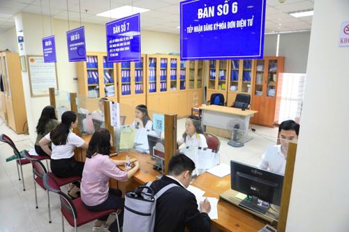 Giải quyết các thủ tục cho người dân tại Thuế cơ sở 4 thành phố Hà Nội. Ảnh: Quang Thái