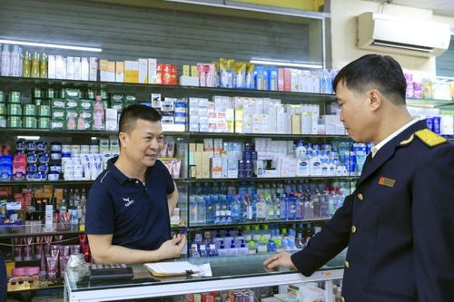 Cán bộ thuế hướng dẫn hộ kinh doanh các quy định liên quan đến thuế.