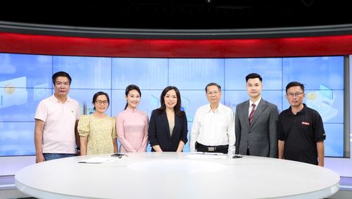 Khách mời và ê kíp thực hiện chương trình. Ảnh: Thanh Hải