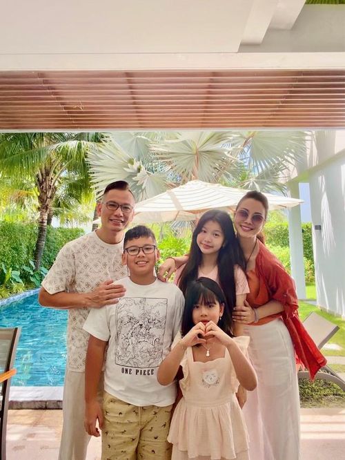 Trải qua hơn 1 thập kỷ gắn bó, Jennifer Phạm đã sinh cho chồng 2 cô con gái và 1 cậu con trai. Tổ ấm đông thành viên nhưng cô cảm thấy rất thoải mái khi nhận được sự quan tâm, thương yêu và trợ giúp nhiều thứ từ ông xã và gia đình chồng.