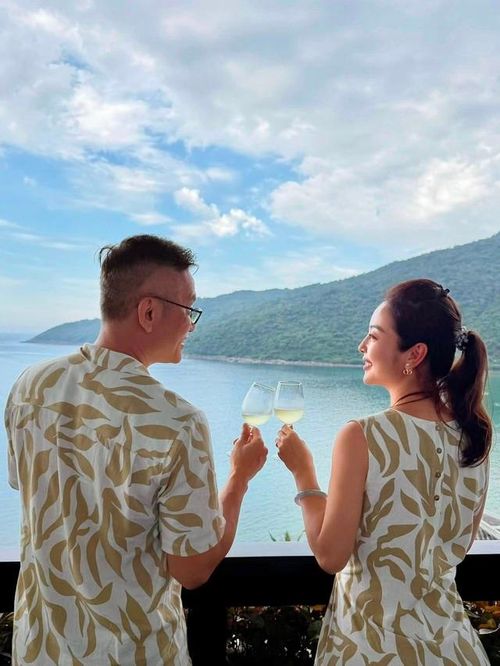 Trên trang cá nhân, Hoa hậu Jennifer Phạm mới đăng tải hình ảnh lãng mạn của hai vợ chồng khi đang tận hưởng giây phút hạnh phúc bên bãi biển. Kèm theo đó là lời mở đầu hài hước: "Lâu lâu phải đăng ảnh với anh bạn cùng phòng… để mọi người biết tụi mình vẫn còn chơi với nhau".