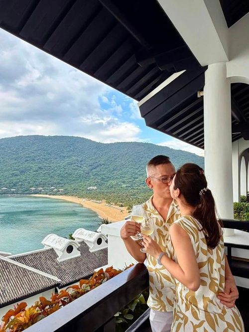 Cặp vợ chồng trao cho nhau nụ hôn ngọt ngào giữa khung cảnh thơ mộng.