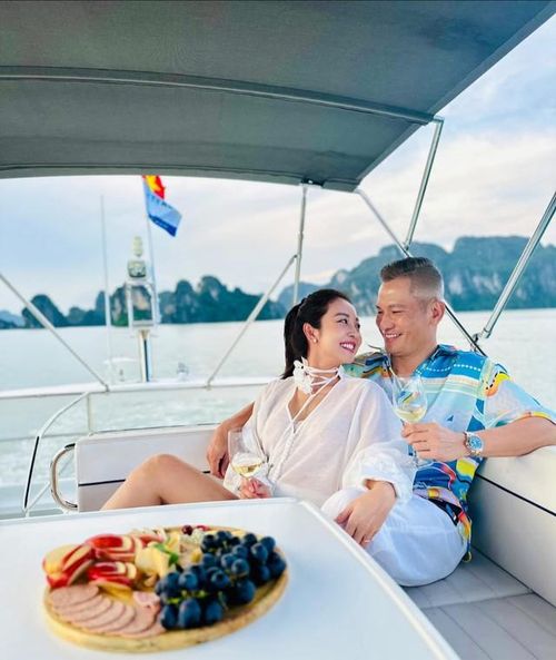 Từ khi tái hôn với chồng đại gia, Jennifer Phạm vẫn được Đức Hải tạo mọi điều kiện để theo đuổi đam mê. Cô còn được bạn đời chia sẻ việc nhà cửa. Cả hai thường xuyên có những chuyến du lịch lãng mạn bên nhau ở những địa điểm du lịch nổi tiếng trong và ngoài nước.