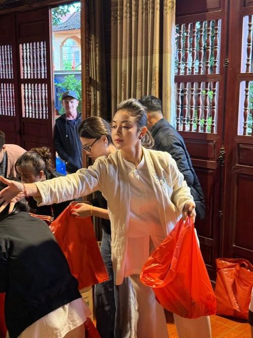 Ngoài tham gia các sự kiện showbiz, Jennifer Phạm cũng tích cực tham gia các hoạt động thiện nguyện.