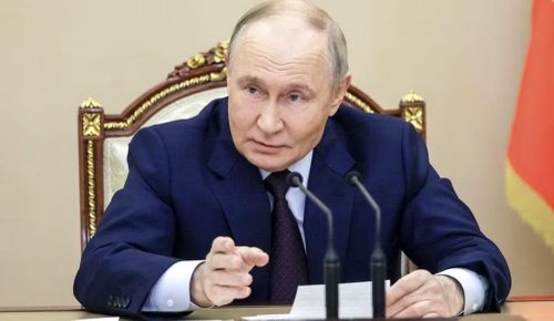 Tổng thống Vladimir Putin trước đó đã tuyên bố sẽ có biện pháp đáp trả mạnh mẽ, trong khi Tổng thống Volodymyr Zelensky cảnh báo nguy cơ Nga mở rộng các cuộc không kích quy mô lớn. 