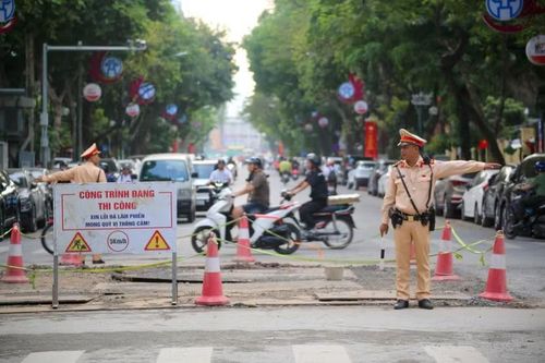 CSGT Hà Nội phân luồng tại các nút giao có công trình thi công