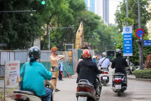 Tại một số nút giao có rào chắn, đèn tín hiệu sẽ được điều chỉnh nháy vàng.