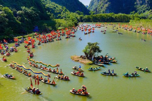 Năm nay, lễ hội diễn ra rực rỡ sắc màu với nghi lễ rước rồng trên sông Ngô Đồng từ bến thuyền Tam Cốc đến đền Thần Nông. Ảnh: Đình Minh