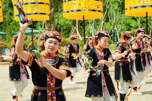Cùng nhiều tiết mục hát múa của các đồng bào dân tộc Mường, Thái… xuyên suốt lễ hội. Ảnh: Đình Minh