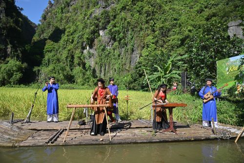 Ngoài ra, du khách còn được trải nghiệm hoạt động văn hóa đặc sắc như: Hát quan họ, hát then, hát xẩm, đàn bầu... Ảnh: Đình Minh