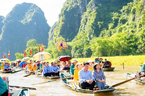 Phó Chủ tịch Quốc hội Nguyễn Thị Thanh, Bí thư Tỉnh ủy Ninh Bình... dự lễ khai hội. Ảnh: Ngọc Linh