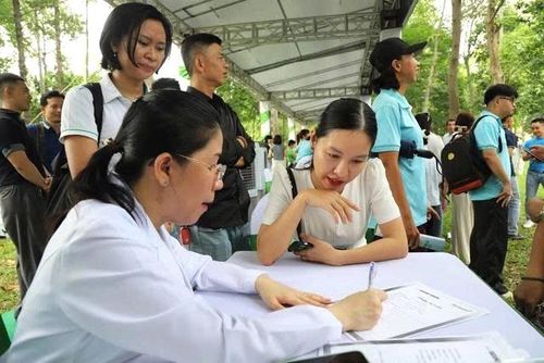 Tư vấn chế độ dinh dưỡng cho người tham gia tại chương trình Ảnh: PT. 